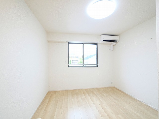 アメニティプラザ朱雀Ⅱの寝室|落ち着いて過ごせるお部屋なので、寝室にいかがでしょうか
