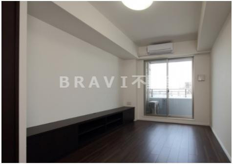 グランドロアール天満橋　BRAVI不動産の居間・リビング|【グランドロアール天満橋】こちらのリビングで趣味の時間をお楽しみください