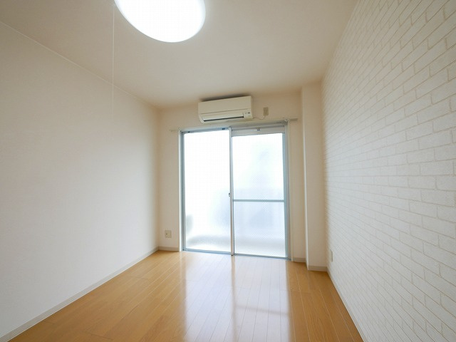 コーポ三和新大宮2号館の洋室