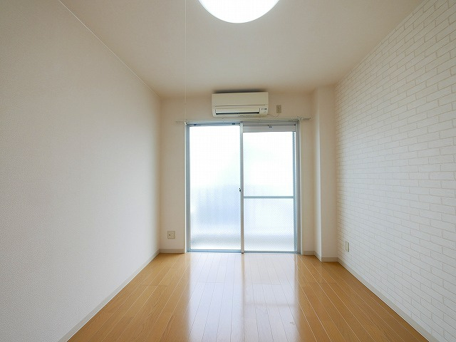 コーポ三和新大宮2号館の洋室