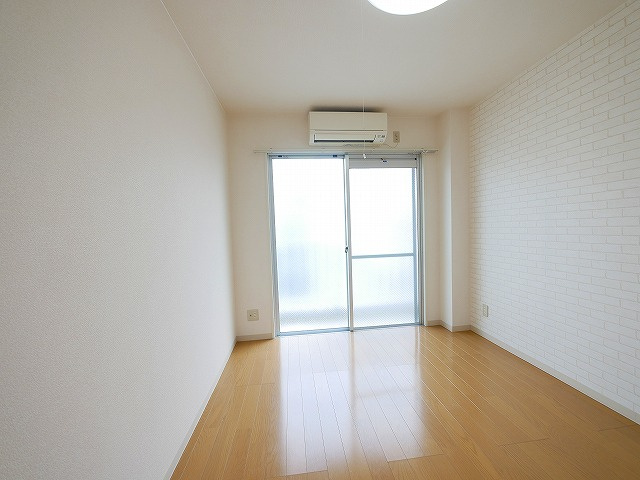 コーポ三和新大宮2号館の居間・リビング