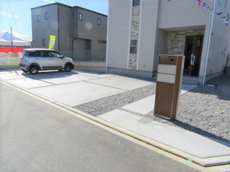 【駐車場】 | 広々としたカースペースあり♪
4台駐車可能！（車種による）
