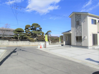 【前面道路含む現地写真】 | 前面道路含む現地写真です
【接道状況】北側：公道約4.5ｍ　開発道路：公道約6.0ｍ