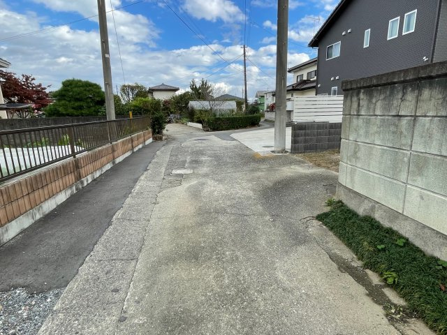 高崎市吉井町吉井　中古の前面道路含む現地写真