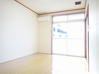 【居間・リビング】 | パールハイツ１号棟 | 快適に過ごせるエアコンが付いています♪