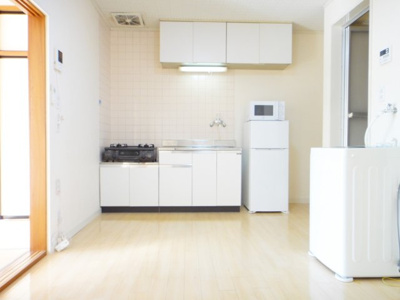 【キッチン】 | パールハイツ１号棟 | 広々スペースの家電付きのキッチンです。