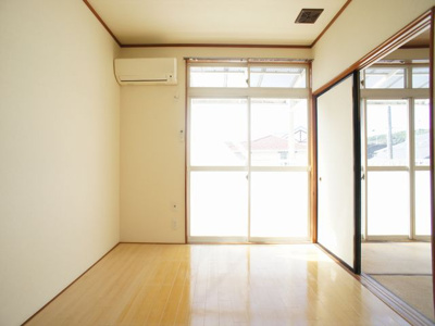 【居間・リビング】 | パールハイツ１号棟 | 1年中快適の過ごせるエアコンが付いています♪