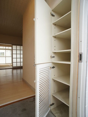 【玄関】 | パールハイツ１号棟 | たくさん収納できるシューズボックスが付いています♪