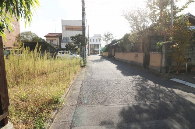 足利市通６丁目の売地の前面道路含む現地写真|細道ですが、見通し良く交通量も少ない道路です。