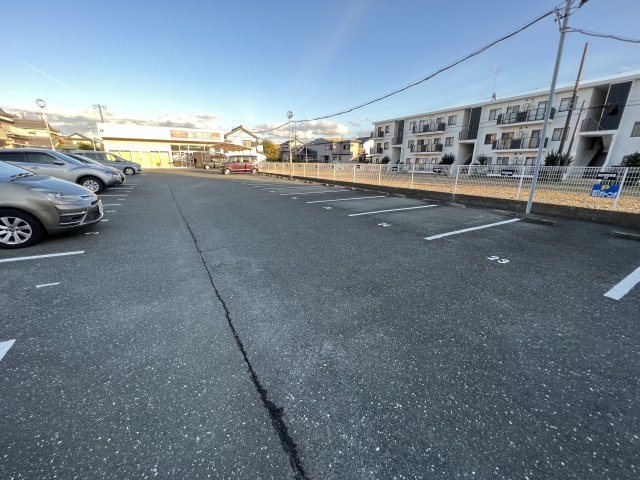 ニューラフィーネの駐車場