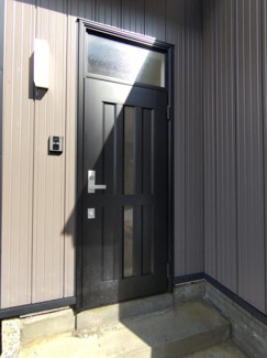 【その他共用部分】 | 【リフォーム済】玄関ドアを撮影しました。ドアは新品に交換しました。