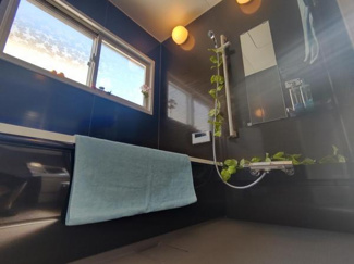 【前面道路含む現地写真】 | 【リフォーム済】ハウステック製の1坪の浴室です。足をゆっくり伸ばして疲れを癒してください。