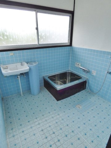 【浴室】 | 文京台３丁目貸家 | 浴室は洗い場が広く、元気なお子様の体も洗いやすいですよ。