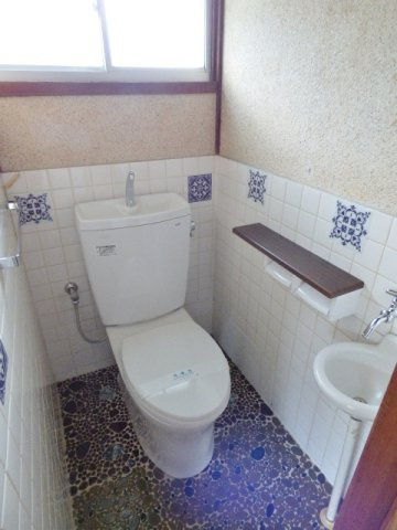 【トイレ】 | 文京台３丁目貸家 | トイレには窓があり、気になる換気もＯＫ。