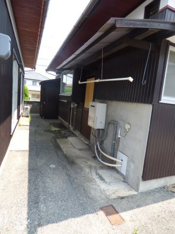 【設備】 | 文京台３丁目貸家 | 軒下に物干スペースがあります。