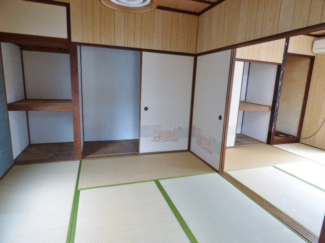 【寝室】 | 文京台３丁目貸家 | ４．５帖の居室は収納が多く、布団をしまえるので寝室に最適。