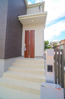 【エントランス】 | 【エントランス】
玄関ドアはお洒落な色を採用！
日々の帰宅も今とは違う空間に☆