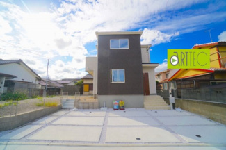 【駐車場】 | 【駐車スペース】
日々の暮らしにマイカーが必要。そんな方は物件の購入条件に駐車場は必須です。通勤に、家族のお迎えに、お買物に、おでかけに、クルマライフを楽しみたい方に。