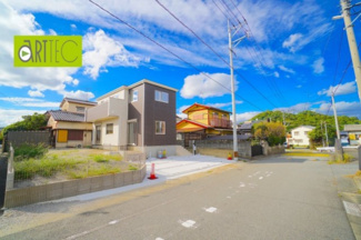 【前面道路含む現地写真】 | 【前面道路】
前面道路は毎日の駐車の出し入れで大事なポイントです！
車種によっても便利・不便がありますのでご確認ください♪