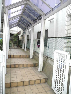 【エントランス】 | クレセントリヴェール | 屋根付きエントランスで雨の日も安心♪