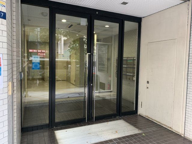 人形町共同ビルのエントランス