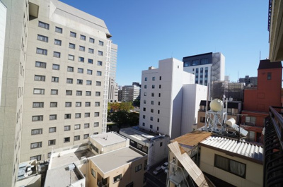 【展望】 | サンピア大手町 | 【シティービュー】
都会の物件からの眺望を想像すると、
周りの建物に押しつぶされそうになりますが、
本物件目の前の建物との距離もあり、
視界が開けて青空を楽しむことができます。