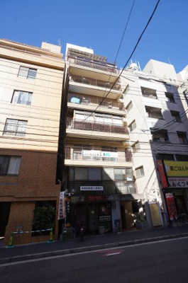 【外観】 | サンピア大手町 | 【耐震性】
耐震性の高さを判断するポイントは、
建築確認申請日が1981年6月1日以降の
新耐震基準に適合しているかどうか。
震度６程度の大地震でも
建物が崩壊しないレベルが基準になりました。