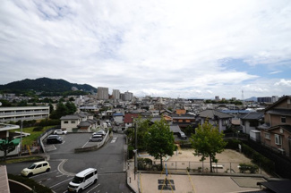 【展望】 | 【四季を感じる】
四季の移ろい・爽やかな青空や風を感じられ
自然を愉しめるパノラマビュー。
毎日の暮らしに余裕を感じさせてくれる、
遮る物の無い開放的な眺望を是非、ご堪能ください。