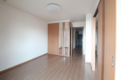 【寝室】 | エスポアールSⅢ | 南西洋室です