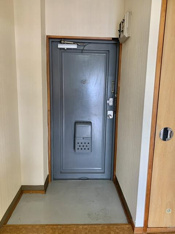 ダブルロック付きの玄関ドア