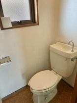 トイレにも窓が付いてます