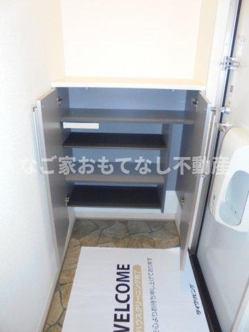 【玄関】 | ロイヤルタウン B棟