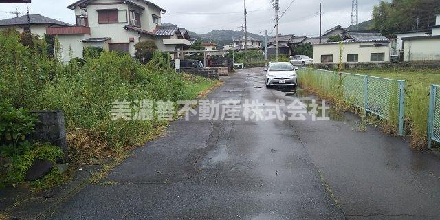 ５９６４３　岐阜市粟野西土地の前面道路含む現地写真