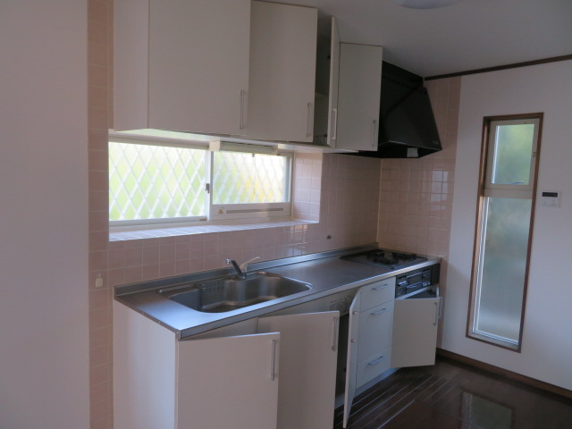 佐波郡玉村町五料　中古1280のキッチン|ナチュラルな自然光の中での調理。お洒落な食器類を余裕で収納できるスペース。動きやすい女性目線のキッチン動線。これからはお料理をつくる時間が劇的に変わります。