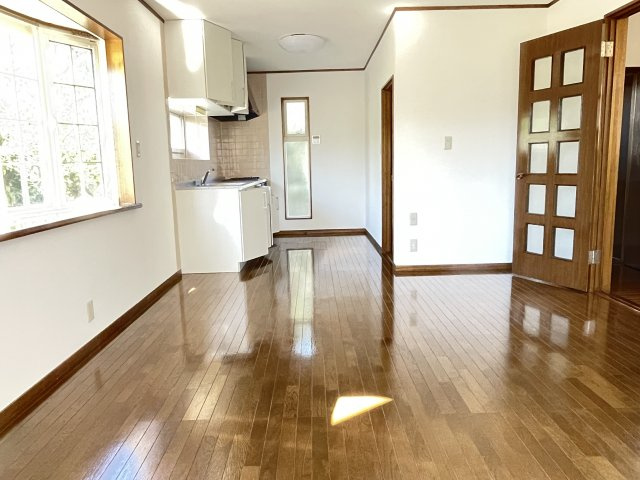 佐波郡玉村町五料　中古1280の居間・リビング|大きな窓のあるリビングは明るく解放感溢れる空間。居心地良くご家族皆が寛げる憩いの空間です。生活の中心となるLDKが広いので、家族とのコミュニケーションを促進する拘り設計となっています(⌒∇⌒)