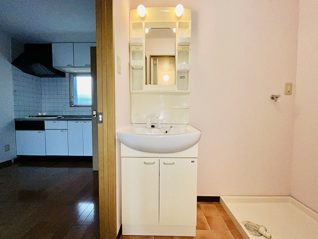 フローラル幸風の独立洗面台|独立洗面台、朝の身支度には欠かせません
※反転の場合あり