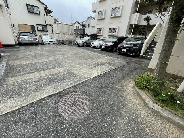 ＬＥＯ拾八番館の駐車場