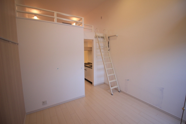 神戸市垂水区山手４丁目のアパートの居間・リビング