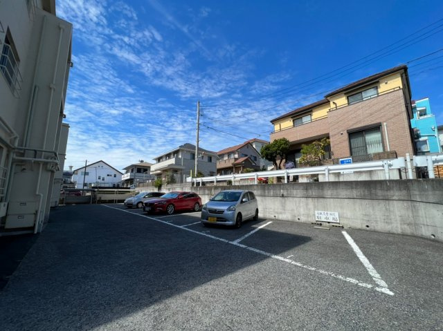 霞ヶ丘吉川ハイツの駐車場