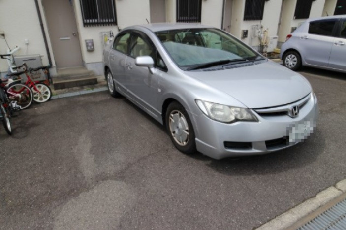 レジデンス王塚の駐車場