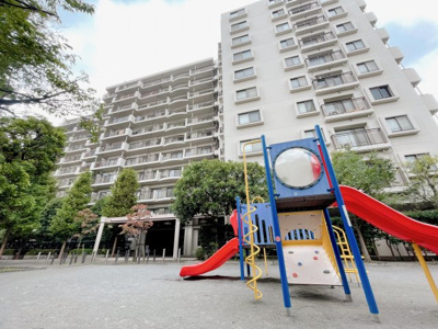 【外観】 | モアクレスト西台 | マンション敷地内に公園があります。