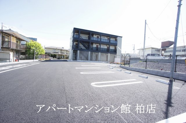 シャイニーの駐車場