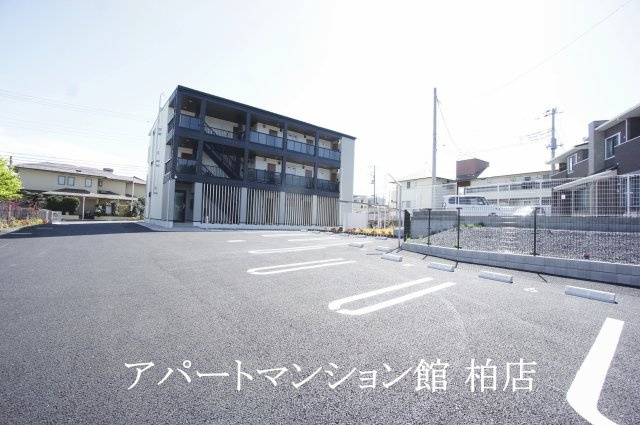 シャイニーの駐車場