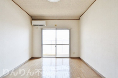 【居間・リビング】 | エクシード山城 | こちらのリビングで趣味の時間をお楽しみください