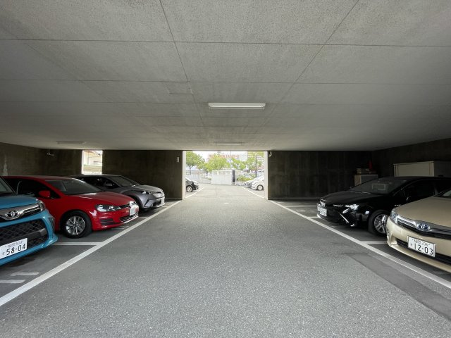 コスモ小戸の駐車場