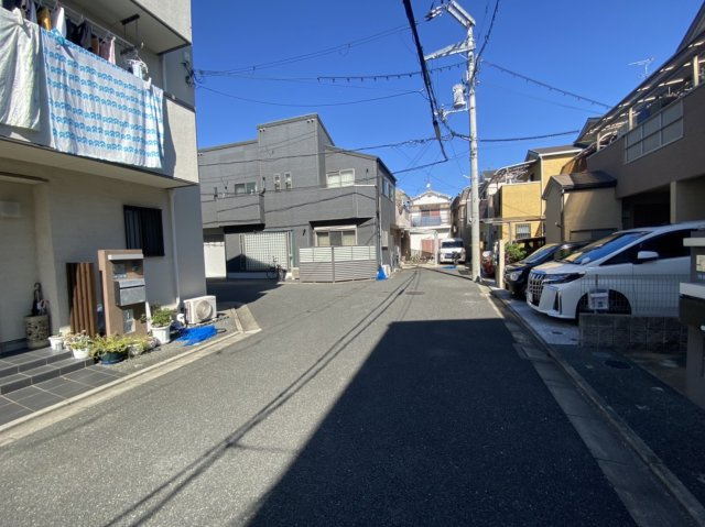 門真市下馬伏町　中古戸建ての前面道路含む現地写真