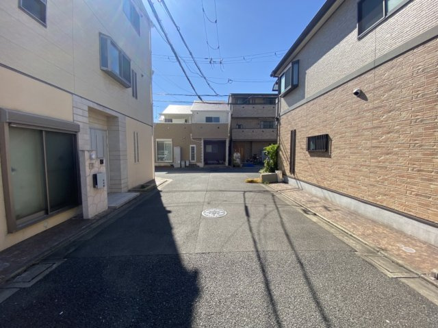 門真市下馬伏町　中古戸建ての前面道路含む現地写真