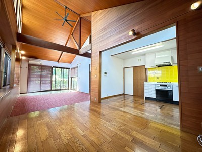 【居間・リビング】 | 王禅寺東5丁目戸建 | 1階・南向きリビングダイニングキッチン27帖☆専用庭に繋がる四面採光のお部屋です♪家具などを置いても余裕のある広さ！天井が高く広々とした空間でゆったり過ごせます♪