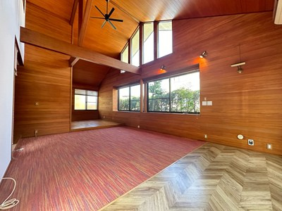 【居間・リビング】 | 王禅寺東5丁目戸建 | 1階・南向きリビングダイニングキッチン27帖☆専用庭側からの眺めです！椅子とテーブルを囲んで家族団欒の時間を過ごせます♪