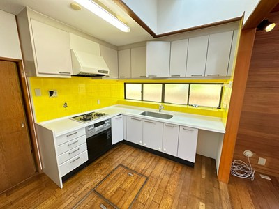 【キッチン】 | 王禅寺東5丁目戸建 | たっぷりの収納付きで使いやすいL字型のシステムキッチンです☆窓があるので換気もOK♪床下収納も付いています♪
